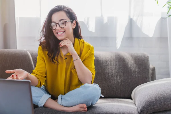 Ragazza Sorridente Utilizzando Videochiamata Portatile Con Suoi Amici Genitori Chiuso — Foto Stock