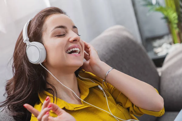 Wanita Muda Sofa Santai Memakai Headphone Menikmati Waktu Luang Akhir — Stok Foto