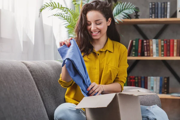 Joven Chica Feliz Mujer Cliente Sentarse Sofá Desempaquetar Paquete Caja — Foto de Stock