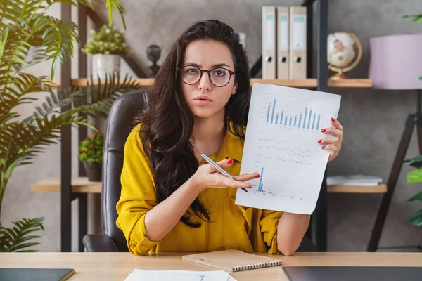 Missnöjd Entreprenör Kvinna Som Visar Dålig Rapport Videokall Laptop Sitter — Stockfoto