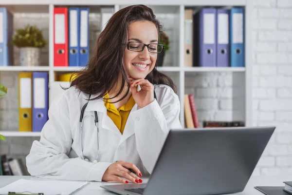 Mujer Joven Médico Trabajo Hospital Mirando Monitor Portátil Escritorio —  Fotos de Stock