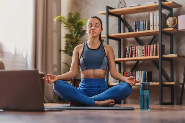 Online Yoga Maditation Huis Jong Meisje Zitten Lotus Poseren Buurt — Stockfoto