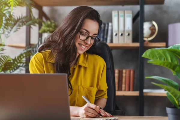 Leende Ung Kvinnlig Frilansare Som Arbetar Hemma — Stockfoto