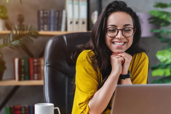 Ritratto Giovane Ragazza Caucasica Che Guarda Laptop Mentre Lavora Casa — Foto Stock