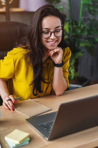 Colpo Verticale Giovane Donna Sorridente Freelance Seduta Scrivere Planner Casa — Foto Stock