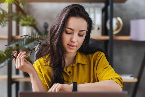 Επαγγελματική Businesswoman Χρόνο Ελέγχου Και Βλέποντας Ρολόι Του Καρπού Στο — Φωτογραφία Αρχείου