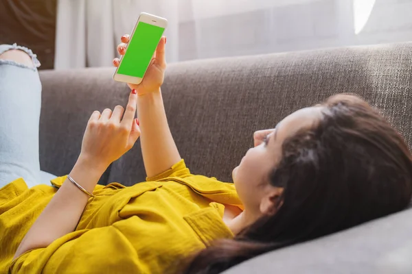 Wanita Muda Menggunakan Smartphone Dengan Layar Mockup Rumah Sofa Ruang Stok Gambar Bebas Royalti