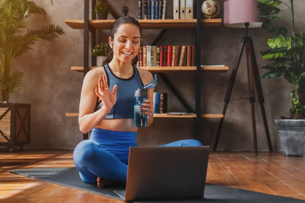 Mujer Joven Haciendo Deportes Estera Con Ordenador Portátil Clases Línea Imagen De Stock