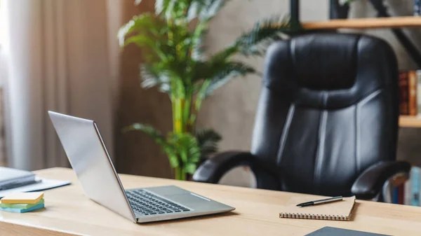 Tempat Kerja Dengan Laptop Atas Meja Rumah Atau Kantor — Stok Foto
