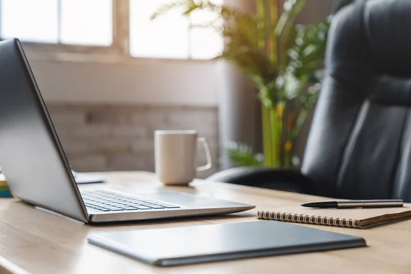 Schreibtisch Mit Laptop Auf Dem Tisch Und Dokumenten Notizblock — Stockfoto