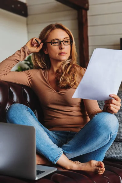 Colpo Verticale Donna Affari Che Lavora Con Laptop Carte Salotto — Foto Stock