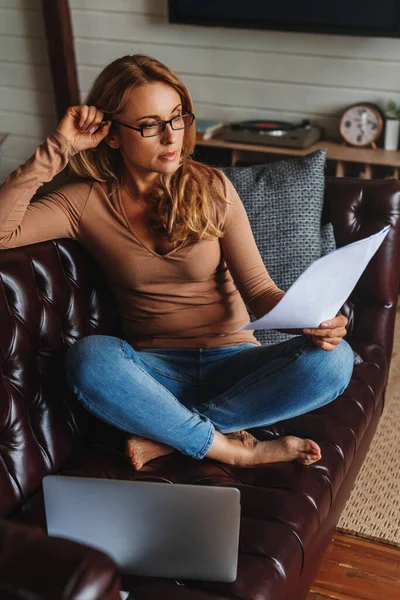 Donna Mezza Età Che Usa Laptop Legge Documenti Mentre Lavora — Foto Stock