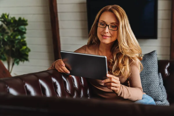 Donna Mezza Età Seduta Sul Divano Soggiorno Con Tablet Digitale — Foto Stock