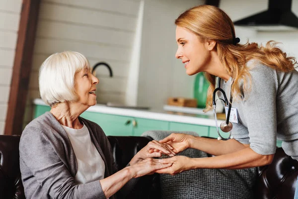 自宅で高齢女性を訪れる成人女性医師 高齢者支援構想 — ストック写真