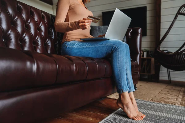 Foto Perempuan Yang Duduk Sofa Dan Melakukan Pembelian Secara Online — Stok Foto