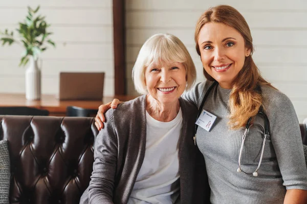 Porträt Einer Freundlichen Krankenschwester Kümmert Sich Ältere Frau Pflegeheim — Stockfoto