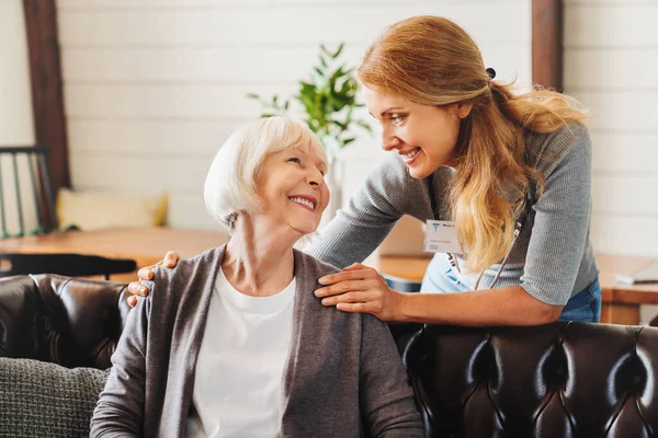 Enfermera Mediana Edad Cuidando Una Anciana Interior —  Fotos de Stock