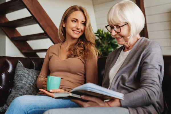 Vista Ángulo Bajo Mujer Mediana Edad Que Pasa Tiempo Con — Foto de Stock