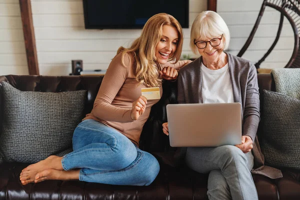 Senior Žena Dcera Pomocí Notebooku Kreditní Karty Pro Nakupování Line — Stock fotografie