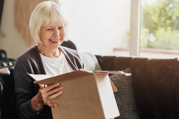 Feliz Anciano Mujer Pelo Gris Sentado Caja Cartón Apertura Sofá — Foto de Stock