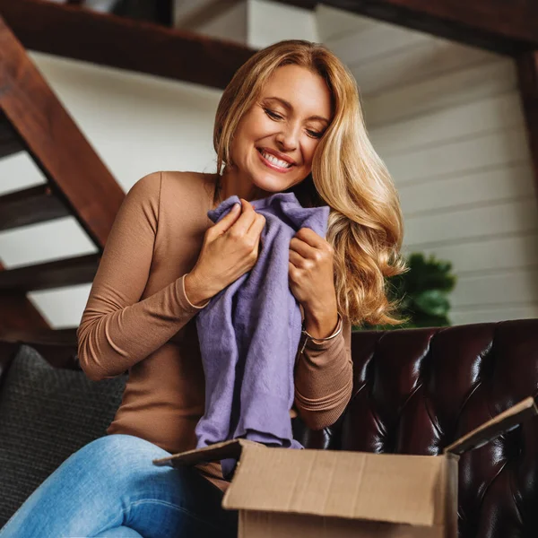 Caja Cartón Apertura Mujer Adulta Feliz Con Orden Sentada Sofá Imagen De Stock