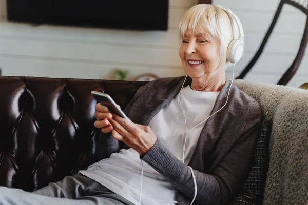 Wanita Senior Yang Bahagia Headphone Mendengarkan Musik Rumah — Stok Foto