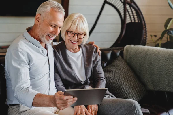 Old Pensioners Man Woman Smiling Resting Couch Tablet Computer — Stock Photo, Image