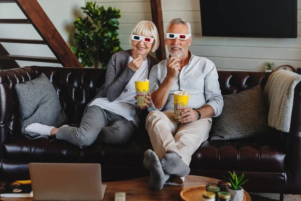 Pasangan Senior Dengan Kacamata Dan Popcorn Duduk Sofa Dan Menonton — Stok Foto