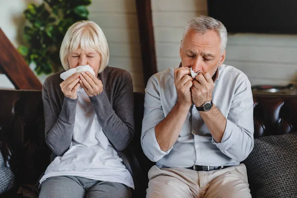 Concepto Virus Gripe Pareja Madura Sentada Sofá Sonándose Las Narices — Foto de Stock