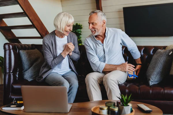 Feliz Pareja Ancianos Con Caja Regalo Casa Sala Estar — Foto de Stock