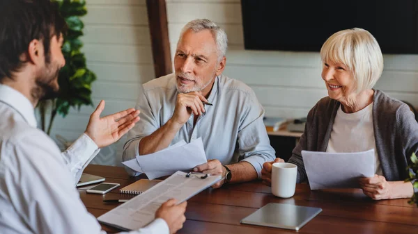 Oudere Echtpaar Ontmoet Mannelijke Financieel Adviseur Verzekeringsagent Thuis — Stockfoto