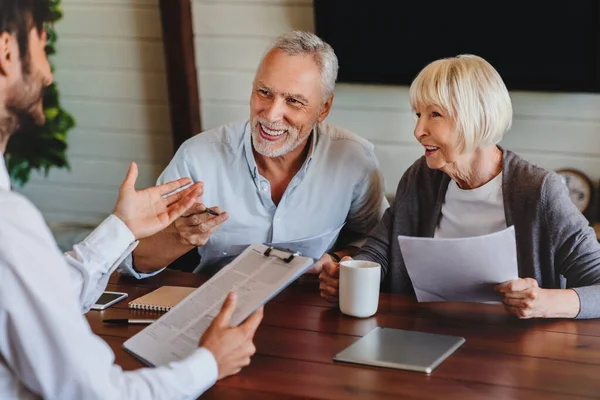 Gelukkig Ouder Paar Overleg Met Verzekeringsagent Thuis — Stockfoto