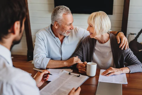 Male Realtor Hacer Oferta Para Venta Los Viejos Clientes Interior — Foto de Stock