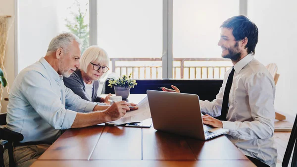 Pareja Mayor Planeando Sus Inversiones Con Asesor Financiero Sala Estar — Foto de Stock