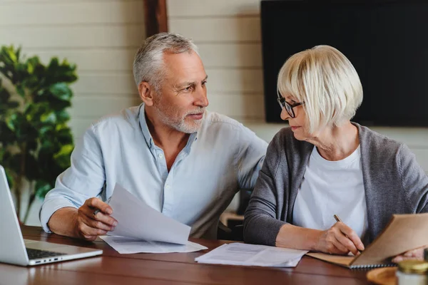 Undertecknande Och Ifyllande Dokument För Äldre Par Hemma — Stockfoto