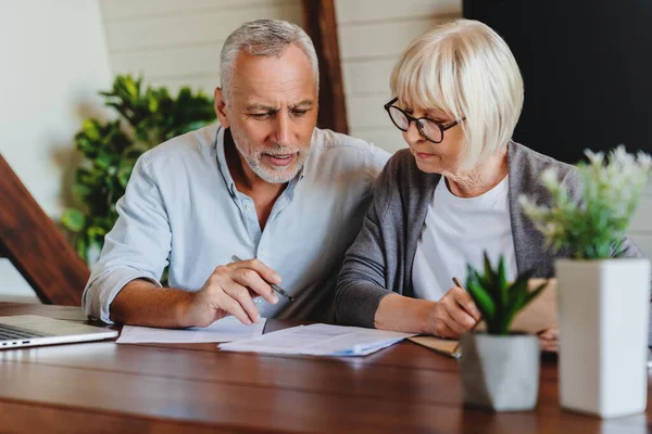 Gammal Par Med Finansiella Dokument Heminredning — Stockfoto