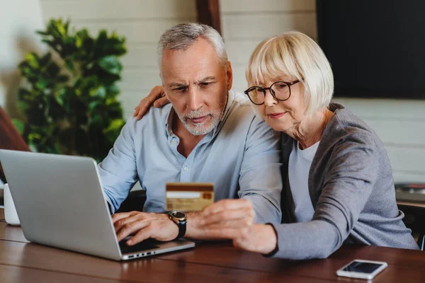 Gepensioneerd Paar Online Winkelen Met Behulp Van Laptop Glimlachen Terwijl — Stockfoto