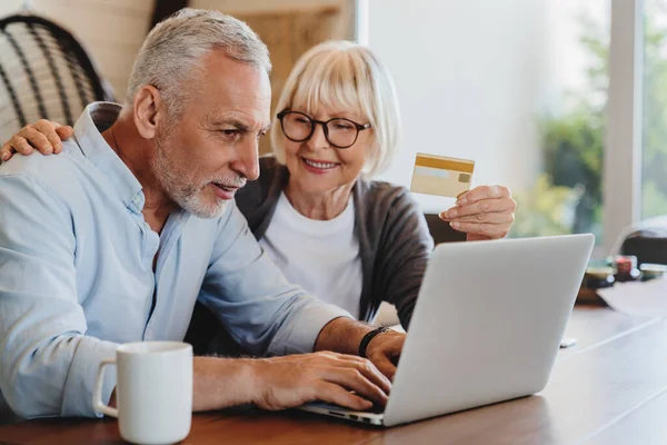 Szczęśliwa Para Seniorów Pomocą Laptopa Karty Kredytowej Zakupy Online Domu — Zdjęcie stockowe