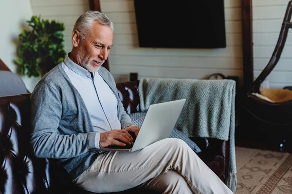 Handsome Old Man Using Laptop Smiling While Sitting Couch Home — Stock Photo, Image