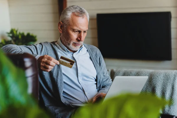 Homme Âgé Assis Sur Canapé Avec Ordinateur Portable Utilisant Une — Photo