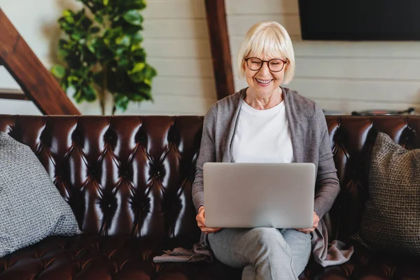 Glad Äldre Kvinna Som Använder Bärbar Dator Hemma — Stockfoto