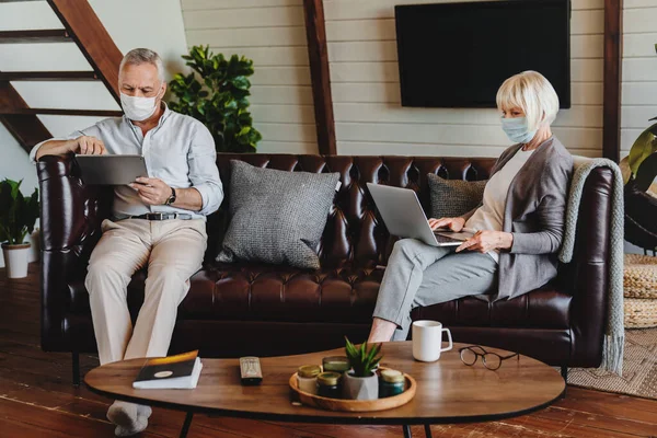 Oudere Paar Zitten Met Gezichtsmaskers Een Lichte Wachtkamer Thuis Stockfoto