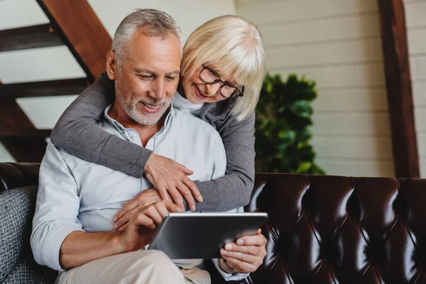 Glückliches Senioren Paar Nutzt Digitales Tablet Wohnzimmer Stockbild