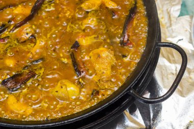 Paella et ve sebze tavada pirinçli