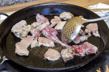 Pişirme ve çiğ tavuk eti tavada kızartma 