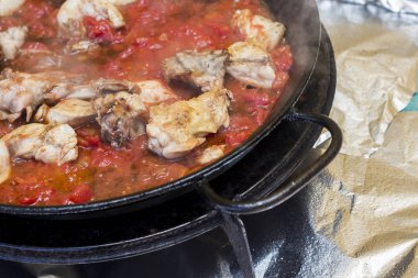 Paella et ve tavada kırmızı domates pirinçli