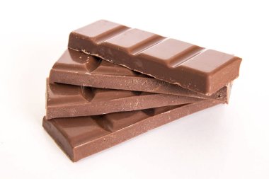 tatlı lezzetli kahverengi çikolata üzerinde beyaz izole