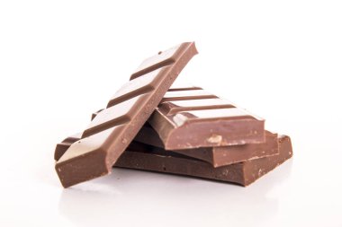 kırık beyaz izole kahverengi çikolata yığını