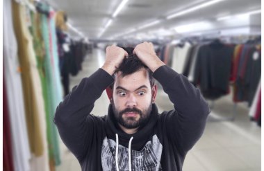 Beyaz adam baş dik ve ayakta alışveriş merkezi üzerinde elleriyle vurguladı 