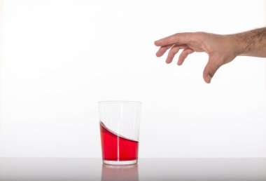 kişi el ve beyaz arka plan kırmızı suyu ile cam resim kırpılmış 